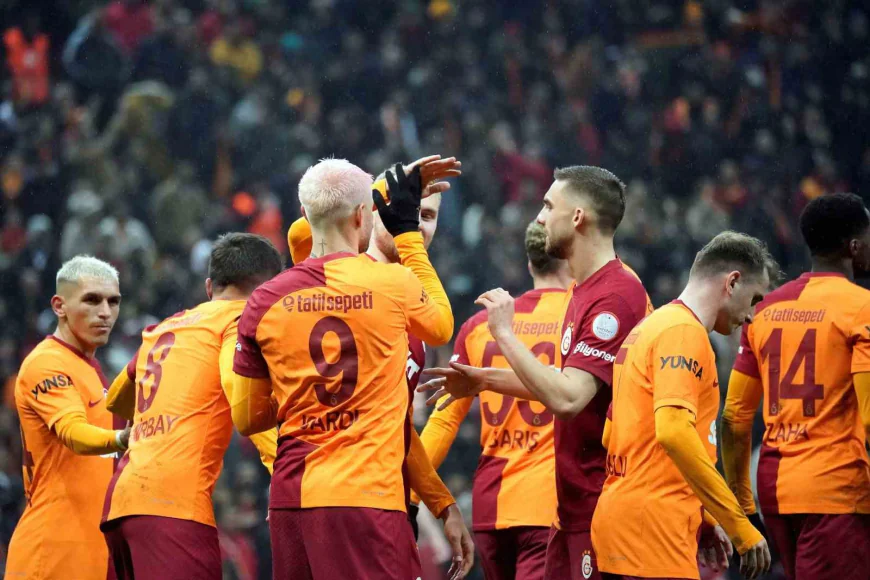 Galatasaray Evinde Yenilmezliğini Koruyor: 10 Kişiyle Bile Direndiler